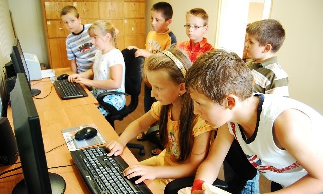 Dzieci najbardziej cieszą się z komputerów. W świetlicy mogą też malować, rysować i świetnie się bawić.