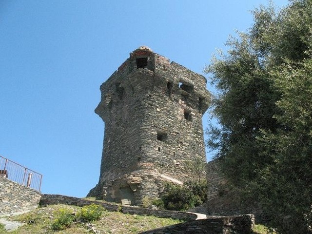 Jedna z dwóch wież genueńskich w Saint Florent