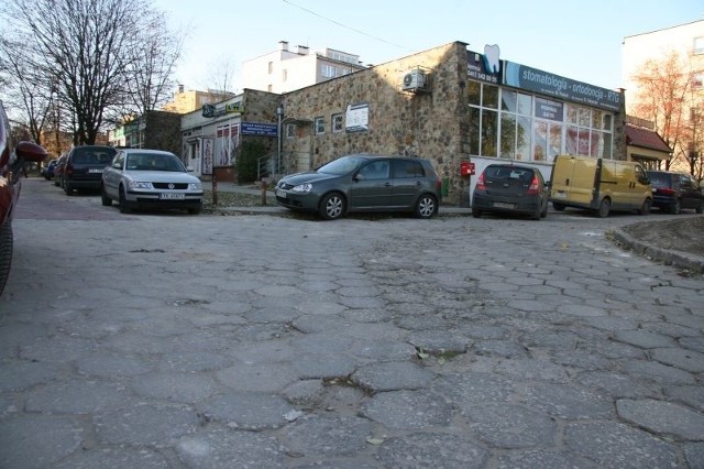 Dziury w ulicy Wawrzyńskiej w Kielcach nie wyglądają okazale, ale są bardzo uciążliwe dla kierowców.