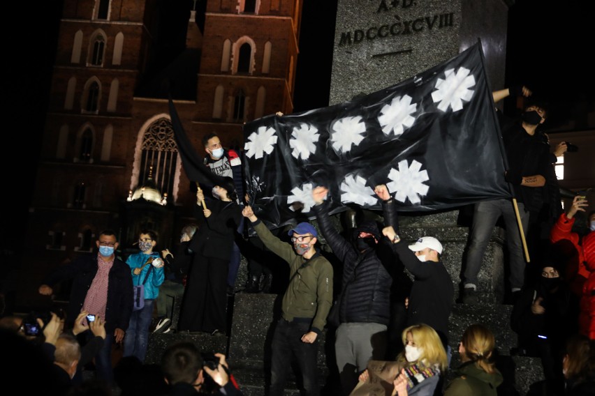 Strajk kobiet. Głośny protest pod krakowskim Adasiem [ZDJĘCIA]