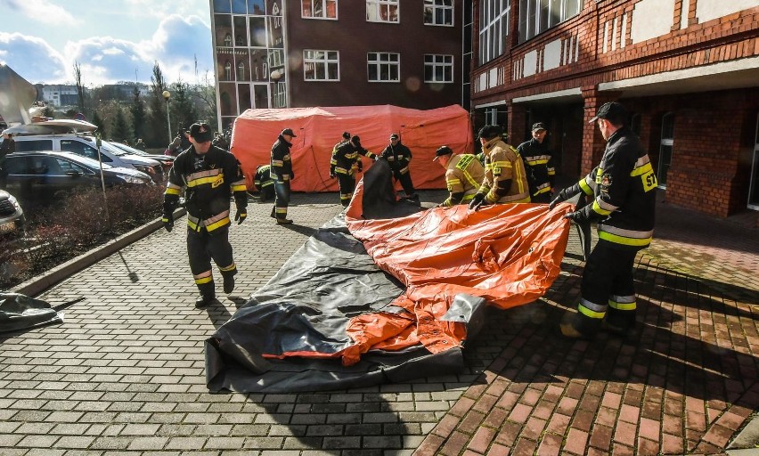 4 marca - ćwiczenia straży pożarnej przed szpitalem zakaźnym...