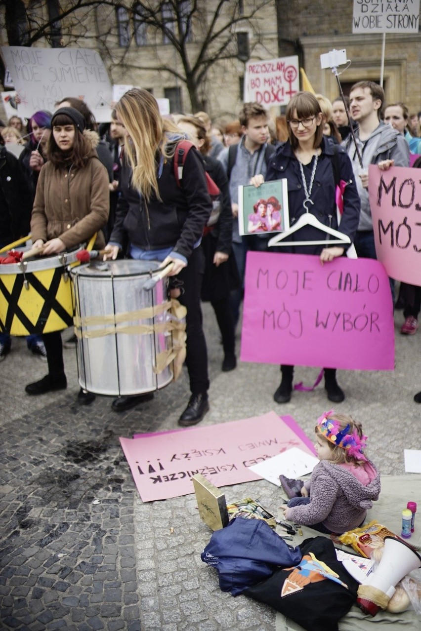 Manifestacja na placu Mickiewicza: "Stop dla zakazu aborcji....