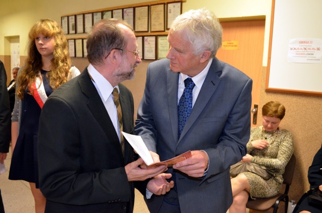 Żnin. Jadwiga i Roman Piotrowiczowie uhonorowaniTablica poświęcona tym zasłużonym pedagogom oraz ich córce Marii zawisła na ścianie dawnego liceum, dziś CKU. Za inicjatywą stoją zmarły niedawno Hubert Kurczewski, Grażyna Niemczynow-Burchart, a także Stefan Czarnecki - prezes Żnińskiego Towarzystwa Kultury. - Odsłaniamy kolejną tablicę oraz przekazujemy publikację opisującą oddanych wychowawców wielu pokoleń żnińskiej młodzieży. W książeczce znalazło się też miejsce na informację o Marii Piotrowiczównie, córce Jadwigi i Romana, która walczyła w Powstaniu Warszawskim - powiedział Stefan Czarnecki. Uroczystość uświetnił chór "Moniuszko" z dyrygentem Beatą Różańską. "Grono profesorskie, mimo upływu wielu lat, owiane jest do dziś legendą i szacunkiem. Na znaczne podnoszenie poziomu intelektualnego Żnina i Pałuk w latach minionych wpływ mieli profesorowie: Łucja Aramowicz, Salomea Glazer, Irena Kittelowa, Halina Poniatowska, Janusz Księski, Rajmund Muszarski, Stanisław Synak, Marian Gawełda, Tadeusz Talarczyk i Hieronim Gramlewicz. W tym gronie byli również nadzwyczajni, niezwykle prawi i szlachetni Janina i Roman Piotrowiczowie, nauczyciele gimnazjalni w latach 1931-1967. Odsłonięcie tablicy poświęconej Ich pamięci było obowiązkiem i zaszczytem Żnińskiego Towarzystwa Kultury i całego społeczeństwa Żnina i Pałuk" - napisał prezes ŻTK we wstępie publikacji.