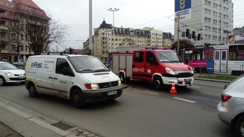 Paraliż komunikacyjny Wrocławia. Wypadki, awarie i opóźnienia w centrum miasta [ZDJĘCIA]