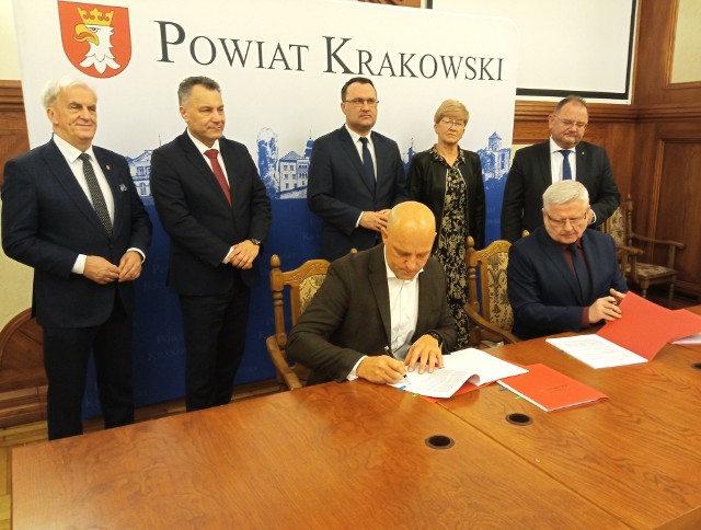 Przedstawiciele firmy Sarivo Infrastruktura i Zarządu Dróg Powiatu Krakowskiego podpisali umowę na rozbudowę drogi w Skawinie i Radziszowie