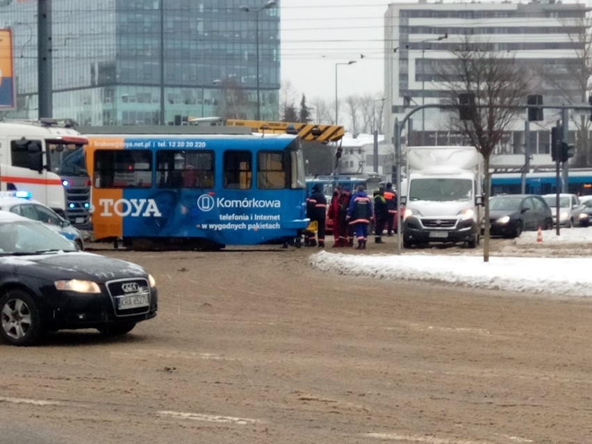 Atak zimy w Krakowie. Śnieg, mróz i miasto sparaliżowane. Komunikacja miejska padła [ZDJĘCIA] 8.02.21