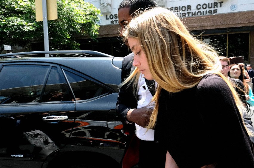Amber Heard po wyjściu z sądu, gdzie została przesłuchana....