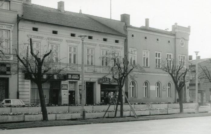 To już fragment Rynku i ratusz w latach 80. W 1988 r. w 70....