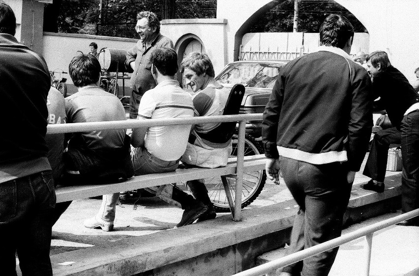 1984 rok. Żużlowcy w parkingu na stadionie Falubazu Zielona...