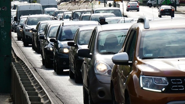 W 2021 roku kierowcy w Poznaniu - według raportu "Global Traffic Scorecard" - w godzinach szczytu średnio spędzili aż 87 godzin w korku.