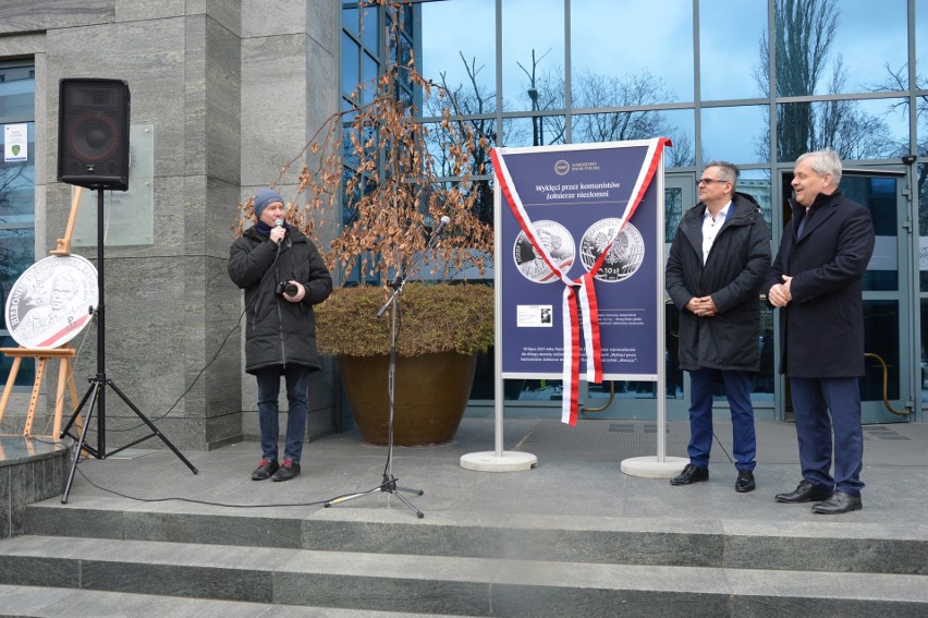 Przed budynkiem NBP zaprezentowano monetę numer 14. Znajduje...