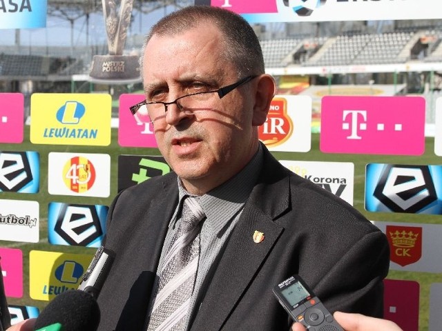 Komisja mająca zbadać skalę ewentualnych nadużyć w Koronie spotkała się w poniedziałek z nowym prezesem klubu Markiem Paprockim. 