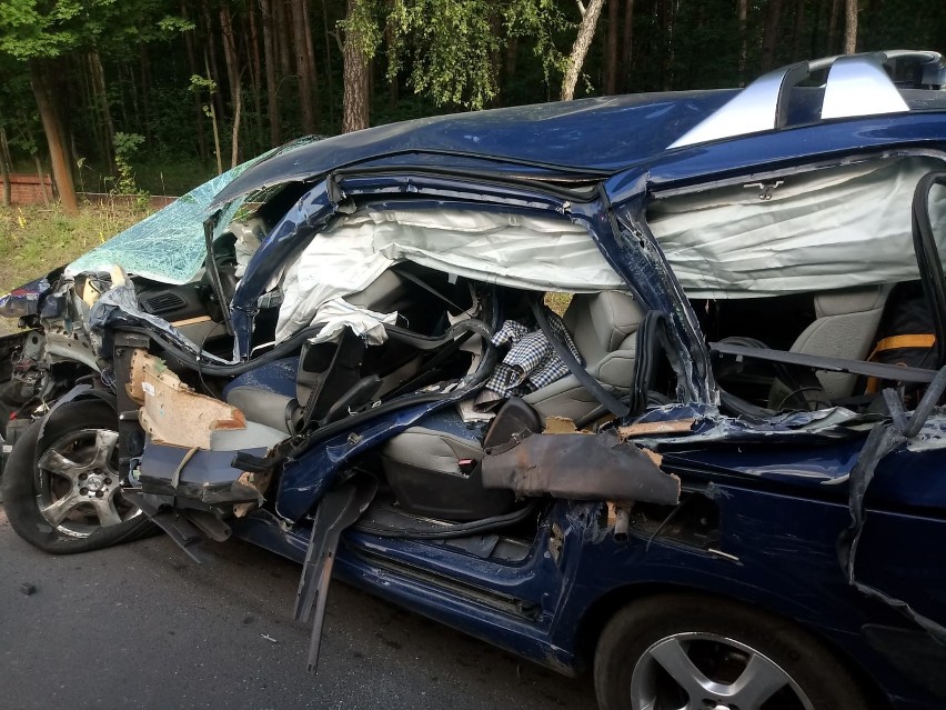 Wypadek tira na DK 908. Zderzenie citroena z ciężarowym DAF-em. Tir leży na boku na trasie między Miasteczkiem Śląskim a Tarnowskimi Górami