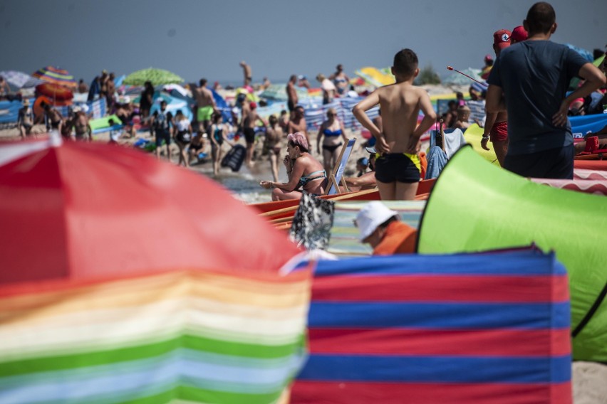 Na plaży w Jarosławcu pojawiło się w piątek wielu turystów.