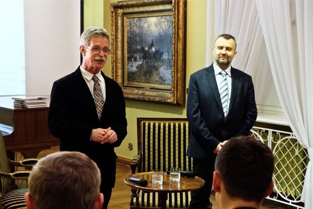 Na zdjęciu (od lewej) Andrzej Olechowski, Dyrektor Muzeum Podlaskiego oraz Marek Kietliński, szef Archiwum Państwowego w Białymstoku.
