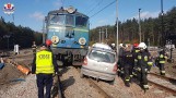 Zderzenie pociągu z samochodem osobowym w Gołębiu