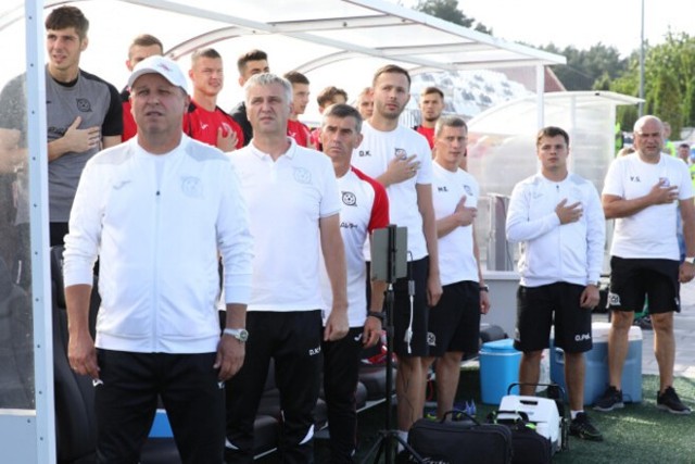 Pierwszy z lewej trener Krywbasu Krzywy Róg, Jurij Wernydub
