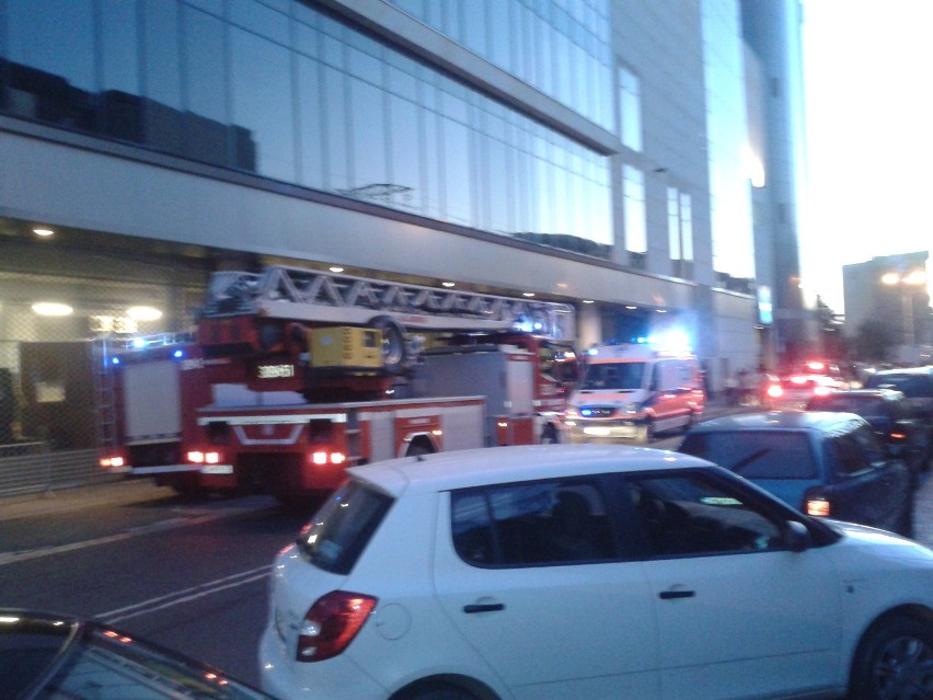 Alarm bombowy w Arkadach Wrocławskich. Zarządzono ewakuację (ZDJĘCIA, FILM)