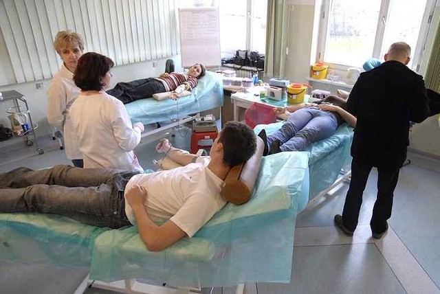Kilkudziesieciu uczniów z Wojewódzkiego Zespolu Szkól Policealnych w Slupsku oddalo w środe krew. Niektórzy zrobili to po raz pierwszy w zyciu.