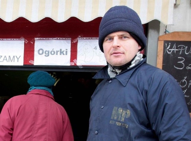 - W takie mrozy przychodzi mało klientów, ale i tak na nich czekamy. Na niskie temperatury mamy swoje sposoby  &#8211; mówi Marcin Jamroży, sprzedawca warzyw na targu przy ulicy Wernera w Radomiu.