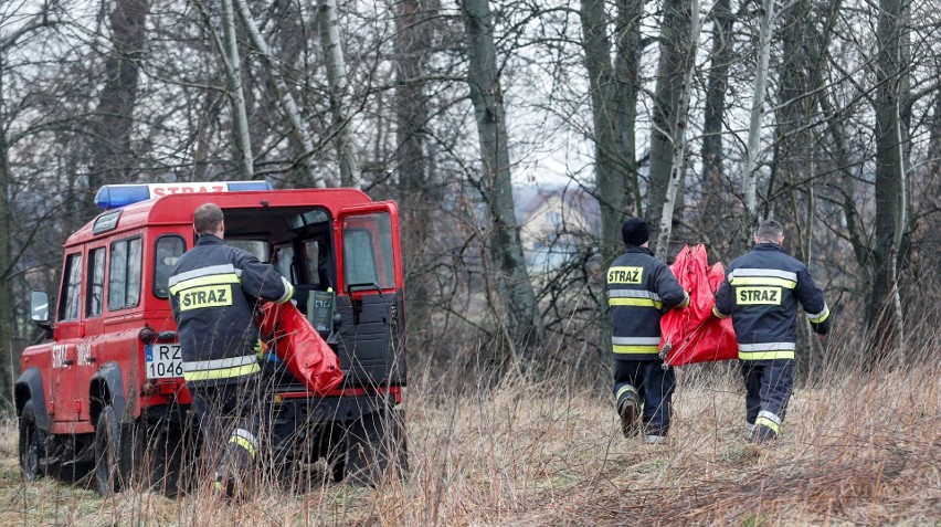 Nad brzegiem rzeki, w okolicy kładki na Bulwarach,...