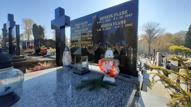 Grób kpt. Henryka Flame, ps. Bartek na czechowickim cmentarzu św. Katarzyny.Zobacz kolejne zdjęcia. Przesuwaj zdjęcia w prawo - naciśnij strzałkę lub przycisk NASTĘPNE