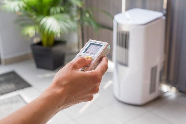 Klimatyzatory przenośne służą nie tylko do chłodzenia – mogą również ogrzewać, oczyszczać i nawilżać powietrze w mieszkaniu.