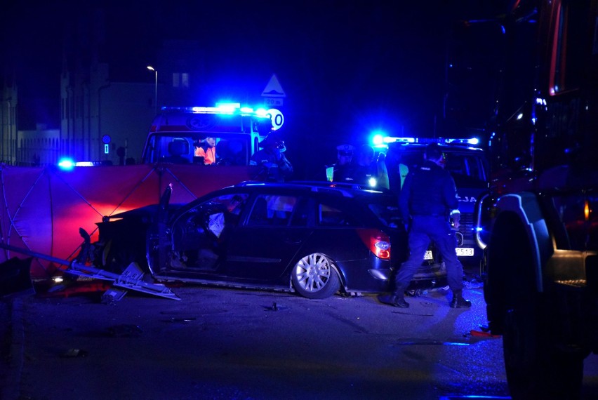 Pościg i groźny wypadek na ul. Zakopiańskiej w Malborku. 16-letniego kierowcę zabrał do szpitala śmigłowiec LPR