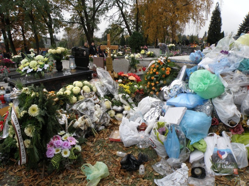 Śmieci zalegające na cmentarnych uliczkach