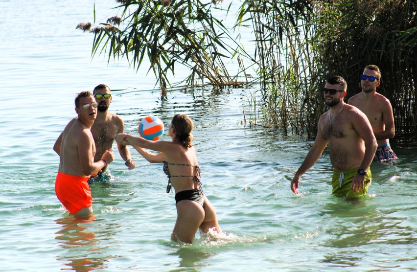 Tłumy ludzi nad Jeziorem Tarnobrzeskim w bardzo gorącą niedzielę 10 września. Zobacz zdjęcia z wypoczynku na plaży 