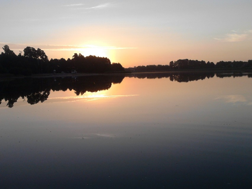 Wschód słońca na jeziorze Borówno