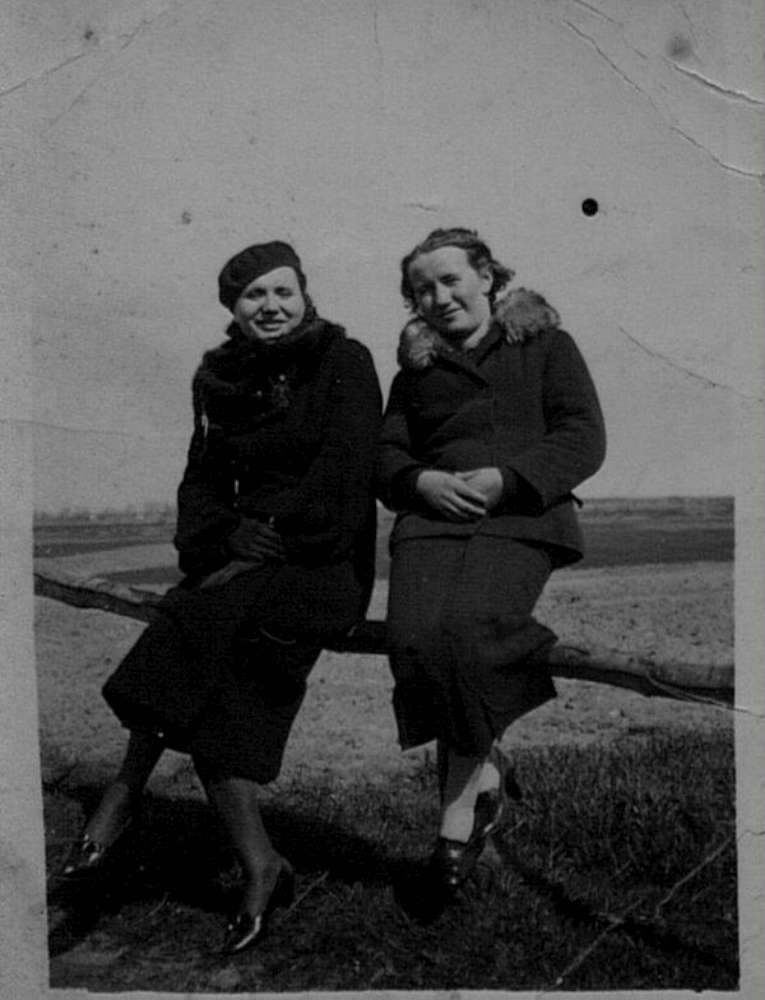 Fotografia z 1932 roku. Regina Auguściak po prawej stronie...