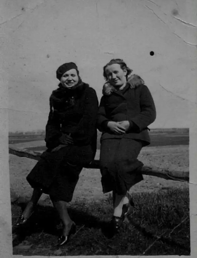 Fotografia z 1932 roku. Regina Auguściak po prawej stronie bez nakrycia głowy pozuje do zdjęcia z przyszłą szwagierką. 