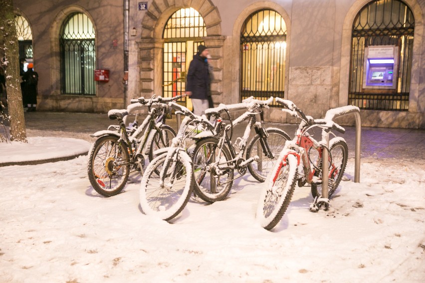 Śnieżny atak zimy w Krakowie. Pługi wyjechały na ulice miasta [ZDJĘCIA]