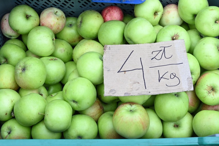 Oto ceny warzyw i owoców na kieleckich bazarach. Po ile śliwki, maliny i winogrona? Zobacz zdjęcia