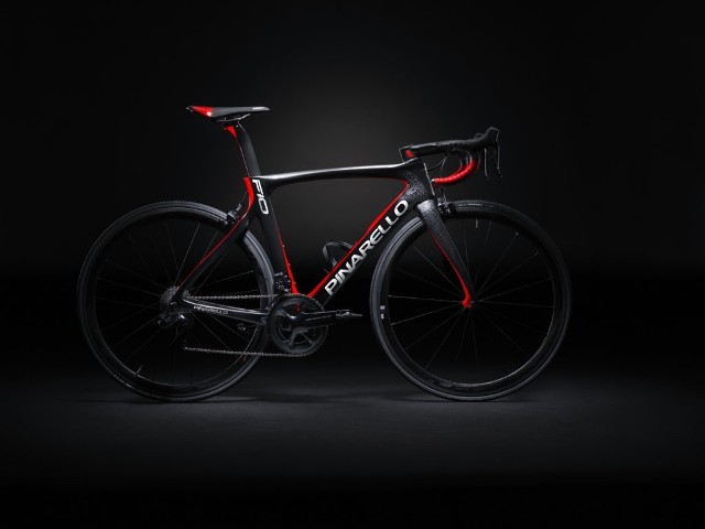 Pinarello Dogma F10 - oto nowy pojazd Michała Kwiatkowskiego. Wzorem dla roweru był model Bolide HR na którym rekord w godzinnej jeździe na czas bił Bradley Wiggins (średnia prędkość 54,526 km/h), Wasilij Kirylenka zdobywał mistrzostwo świata, a Chris Froome wygrywał Tour de France.