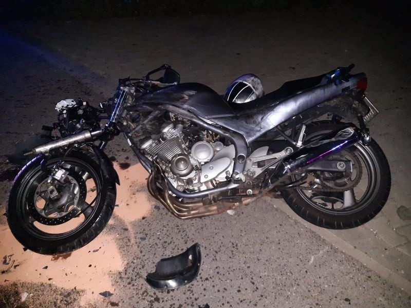 Motocyklista ze złamanymi żebrami został zabrany do szpitala