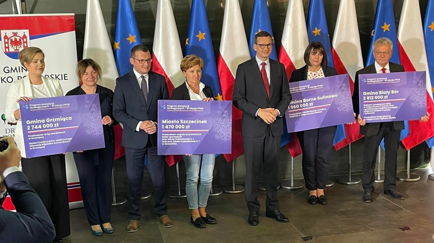 Samorządowcy z regionu odebrali symboliczne czeki z rąk premiera Mateusza Morawieckiego [ZDJĘCIA]