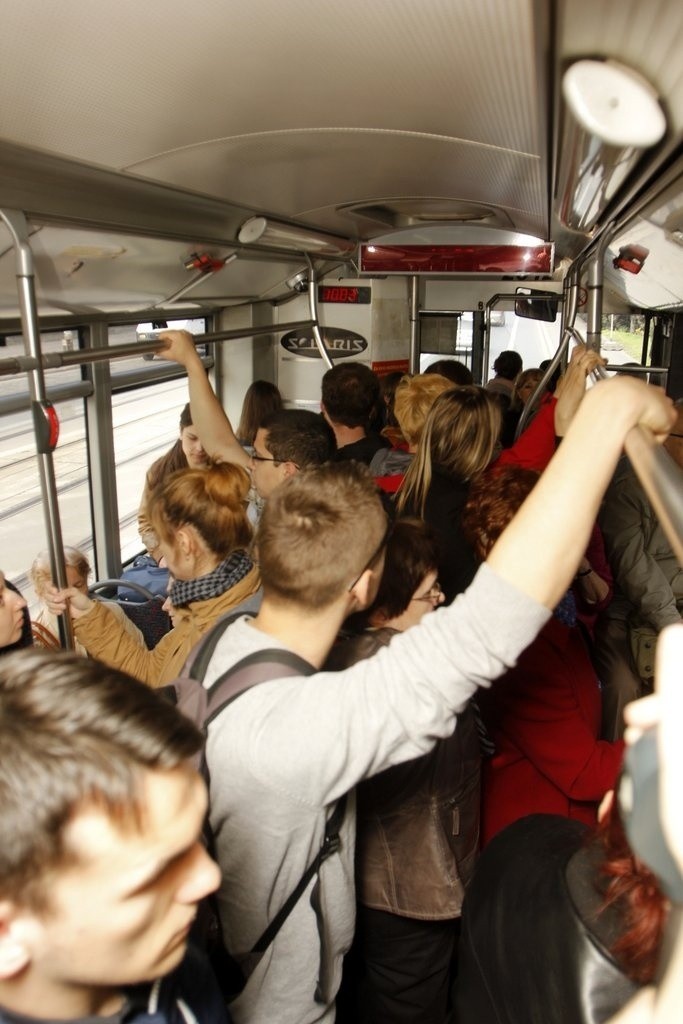 Autobus 701: pasażerowie jak sardynki. A rozkład nie istnieje