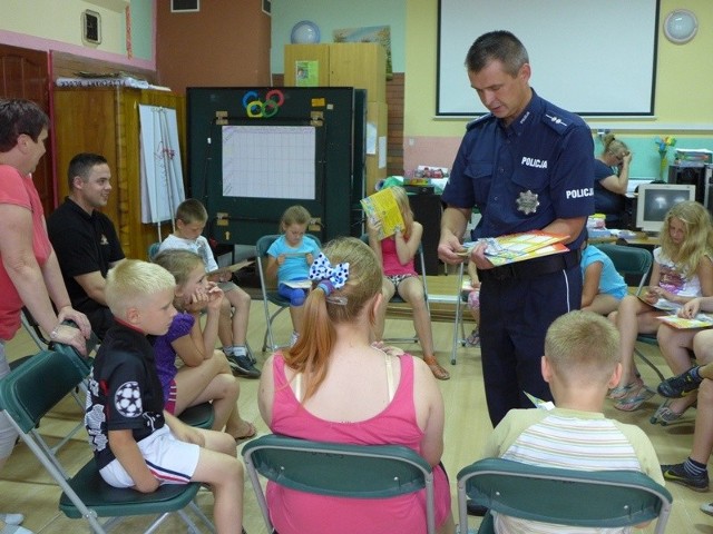 asp. Paweł Stefan z Komendy Powiatowej Policji w Żarach wizytował półkolonie.