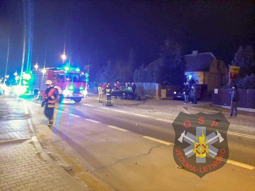 Wieczorny wypadek drogowy w Antoniówce koło Radomia. Strażacy musieli rozcinać samochód, aby wydostać rannych