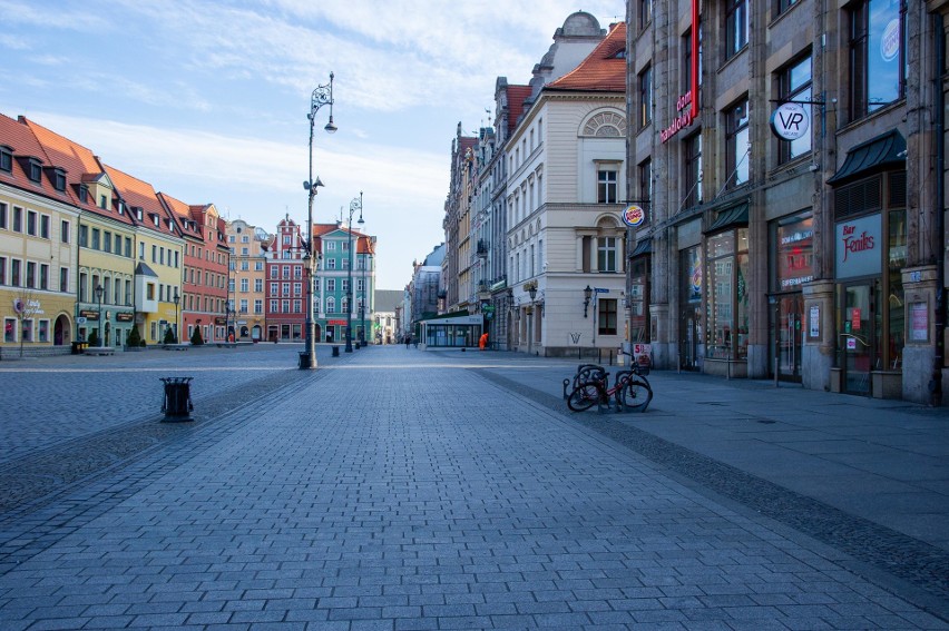 Ulice Wrocławia są opustoszałe, a to najlepszy dowód na to,...