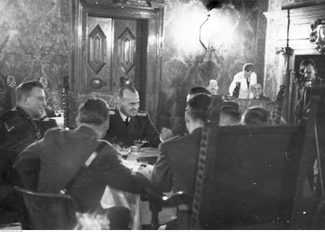 Hans Frank w KrakowieObjęcie przez Hansa Franka urzędu gubernatora Generalnego Gubernatorstwa - przyjęcie na Wawelu. Przy stole widoczni: gubernator Hans Frank (drugi z lewej) i jego zastępca Arthur Seyss-Inquart (pierwszy z lewej).