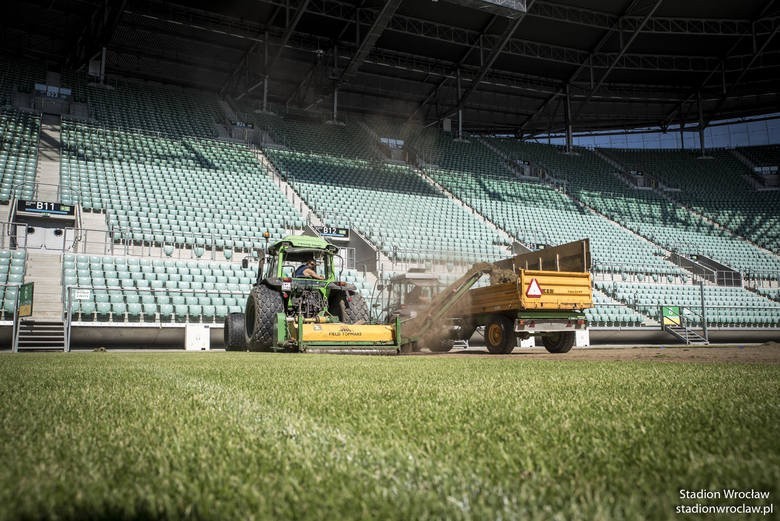 Ostatnio nawierzchnia boiska Stadionu Wrocław była...