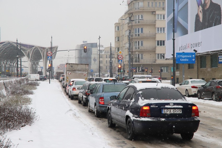 Zima w Łodzi. Opady śniegu i korki na drogach. Zablokowany tunel na trasie WZ. Zobacz, jak łodzianie podróżowali we wtorek do pracy