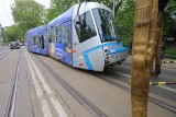 Wypadek na placu Orląt Lwowskich we Wrocławiu. Zderzyły się dwa tramwaje, jedna osoba została ranna [FILM, ZDJĘCIA]