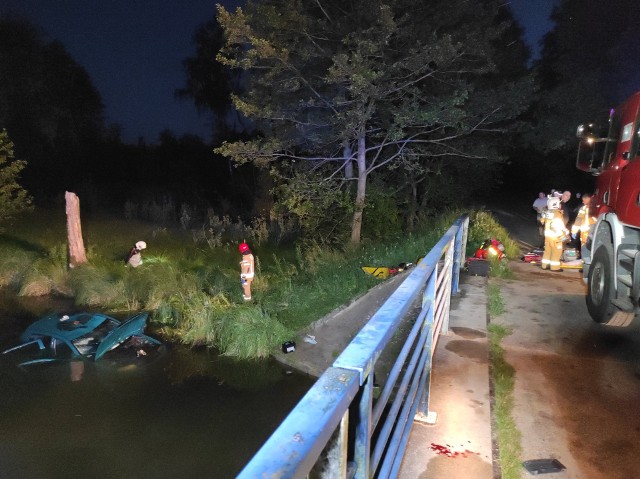 Śmiertelny wypadek pod Szczytnem. Auto wpadło do rzeki Sawicy w okolicy miejscowości Sędańsk. Nie żyją trzy młode osoby.