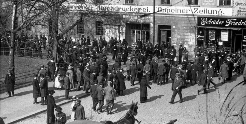 Opole 1921. Mieszkańcy oczekują na wyniki plebiscytu.
