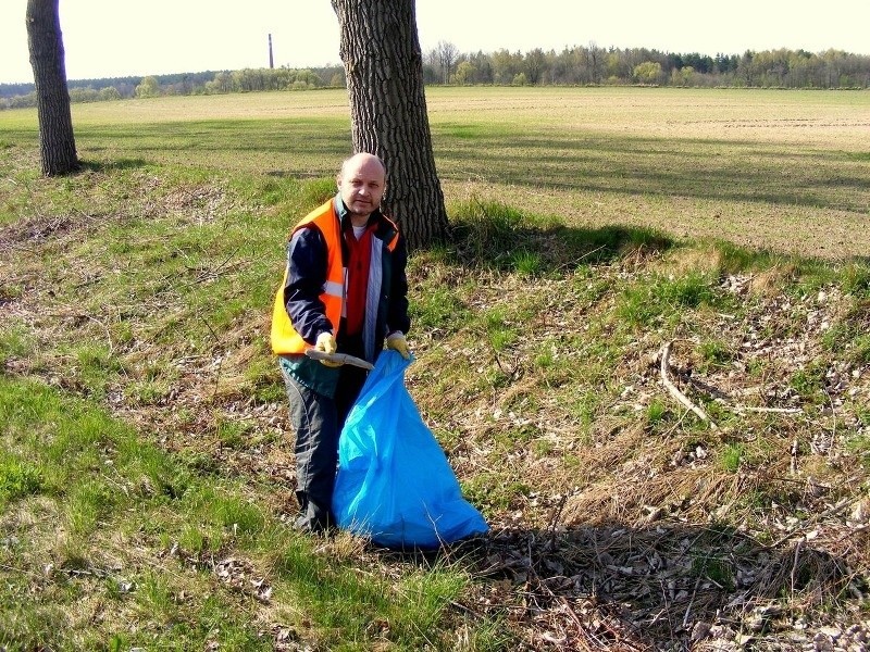 Urzędnicy sprzątali śmieci w Oleśnie. Do urzędników dołączył...