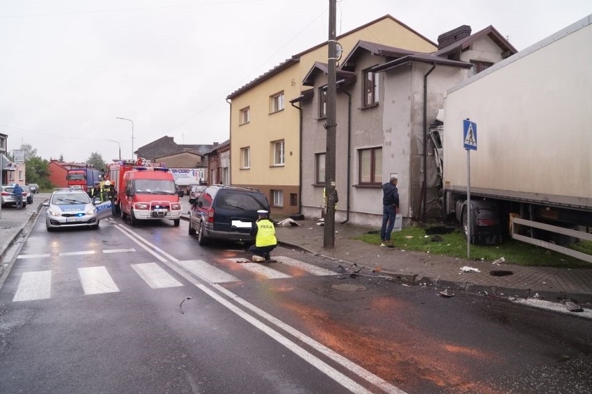 Groźny wypadek w Koziegłowach. Ciężarówka uderzyła w dom jednorodzinny [ZDJĘCIA]